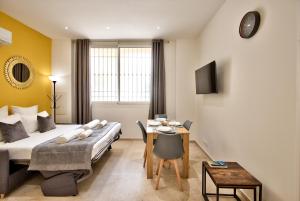 A television and/or entertainment centre at Cosy Apparts Hypercentre de Nice