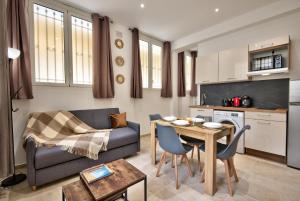 A kitchen or kitchenette at Cosy Apparts Hypercentre de Nice