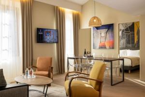 Телевізор і / або розважальний центр в Palais Ségurane Boutique Hôtel