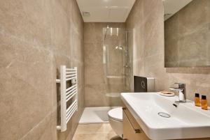 A bathroom at Cosy Apparts Hypercentre de Nice Még 34 kép