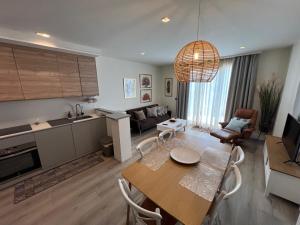 uma cozinha e uma sala de estar com mesa e cadeiras em La Puerta de Nerja BOUTIQUE - Adults Recommended em Nerja