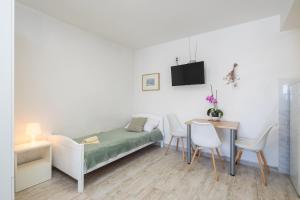 ein Schlafzimmer mit einem Bett und einem Tisch und Stühlen in der Unterkunft XXL Apartment - Private Pool in Omiš + 57 Fotos