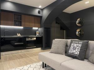Χώρος καθιστικού στο Luxury Renovated Ground Floor 1BR Suite - Best of the Best - Historical Centre