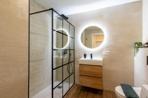 ein Badezimmer mit Dusche, Toilette und Waschbecken in der Unterkunft Apartamento Boutique a estrenar in Sevilla + 37 Fotos