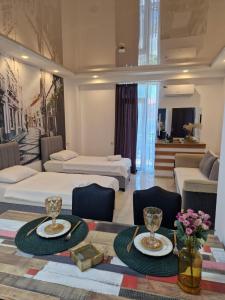 New House Kobuleti 2 في كوبوليتي: غرفة معيشة كبيرة مع سريرين وطاولة