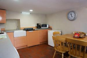 Kuchyň nebo kuchyňský kout v ubytování George's Cottage