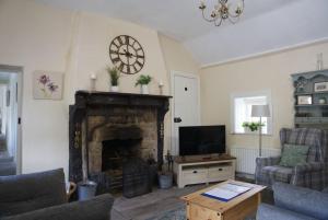 TV a/nebo společenská místnost v ubytování George's Cottage