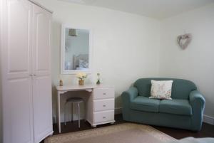 Posezení v ubytování George's Cottage + 1 fotografie