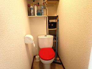 een kleine badkamer met een toilet met een rode stoel bij Appartement Saint-François-Longchamp, 2 pièces, 5 personnes - FR-1-635-122 in Saint-François-Longchamp