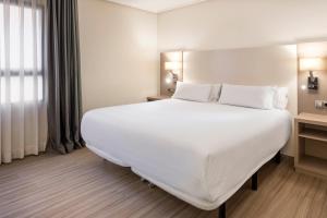 Postel nebo postele na pokoji v ubytování B&B HOTEL Cartagena Cartagonova