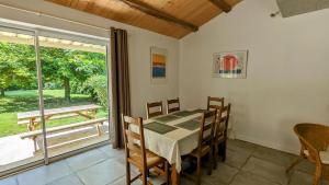 Fotografie z fotogalerie ubytování Rez-de-jardin indépendant dans ferme maraichère bio avec grand jardin privatif clos et arboré v destinaci Crest