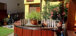 Taman di luar Apart Júlia Villa