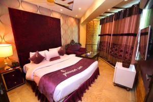 ein Schlafzimmer mit einem großen Bett in einem Zimmer in der Unterkunft Premier Inn Gulberg Lahore in Lahore