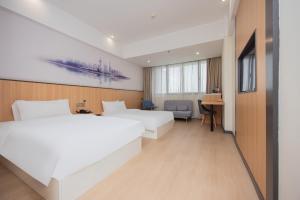 Postel nebo postele na pokoji v ubytování Starway Hotel at Pudong