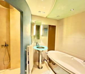 Gallery image of Saint Germain en Laye Hyper Centre Apartment 2 min RER in Saint-Germain-en-Laye +4 photos