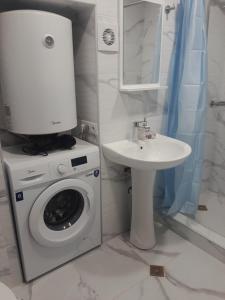 bagno con lavatrice e lavandino di "Vera old City" a Tbilisi City