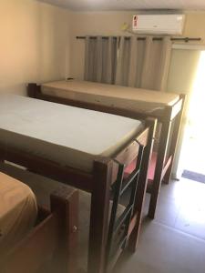 zwei Etagenbetten in einem Zimmer mit Fenster in der Unterkunft Chácara Por do Sol Beira Lago in Palmas