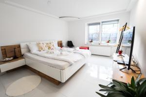 una sala de estar blanca con un gran sofá blanco en Luxe Apartments en Ljutomer