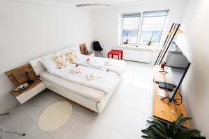 Sala de estar blanca con sofá blanco en Luxe Apartments en Ljutomer