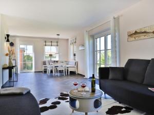 a living room with a couch and a table with wine glasses at Jolle Ferienhaus in Groß Schwansee