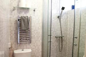une cabine de douche avec toilettes dans une salle de bain dans l'établissement Large Garden Apartment on Golders Green High Road, à Londres 5 autres photos