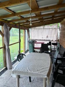 a table and chairs in a room with a tent at CAN appart spacieux avec grand jardin et terrasse 1 à 8 pers in Granges-sur-Vologne
