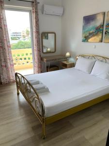Posteľ alebo postele v izbe v ubytovaní ''Armens luxury home'' 3 minutes from the beach by foot