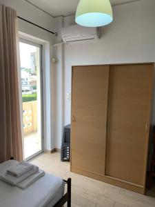 Posteľ alebo postele v izbe v ubytovaní ''Armens luxury home'' 3 minutes from the beach by foot