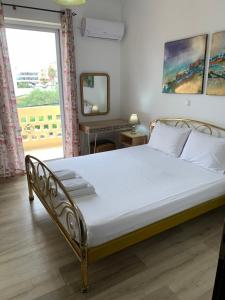 Posteľ alebo postele v izbe v ubytovaní ''Armens luxury home'' 3 minutes from the beach by foot