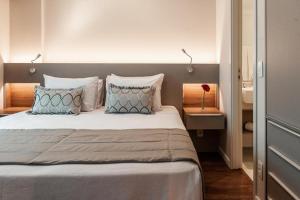 a bedroom with a large bed with blue pillows at Quality Porto Alegre in Porto Alegre