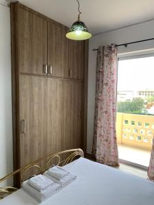Posteľ alebo postele v izbe v ubytovaní ''Armens luxury home'' 3 minutes from the beach by foot