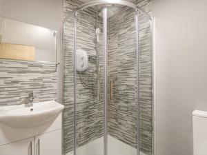 a bathroom with a shower and a sink at Stensonhill Lodge in Derby +24 photos