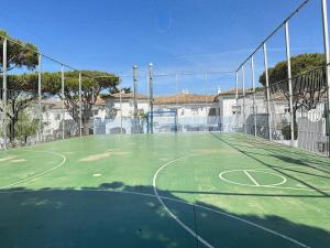 Tenis a/nebo squash v ubytování La Almadraba segunda Pista nebo okolí