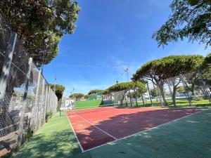 Tenis a/nebo squash v ubytování La Almadraba segunda Pista nebo okolí