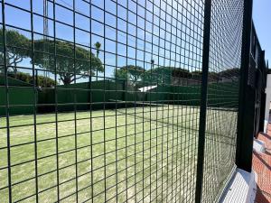 Tenis a/nebo squash v ubytování La Almadraba segunda Pista nebo okolí