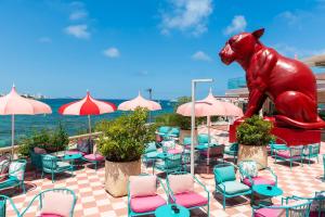 una estatua de un perro sentado en un patio en NYX Hotel Ibiza by Leonardo Hotels-Adults Only en Bahía de San Antonio