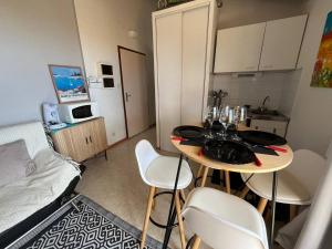 Η κουζίνα ή μικρή κουζίνα στο Appartement T2 cabine vue mer - Saint Pierre la Mer 4MED97
