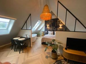 a bedroom with a bed and a desk in a room at Ricks Room Barneveld in Barneveld