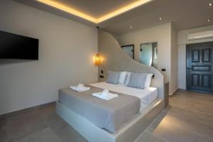 Postel nebo postele na pokoji v ubytování Celestial Lindos Suites