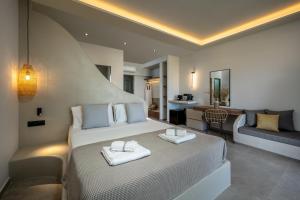 Postel nebo postele na pokoji v ubytování Celestial Lindos Suites