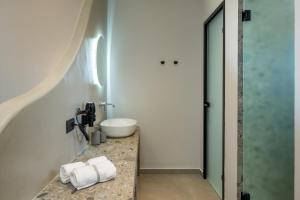 Koupelna v ubytování Celestial Lindos Suites