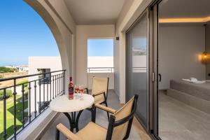 Balkón nebo terasa v ubytování Celestial Lindos Suites