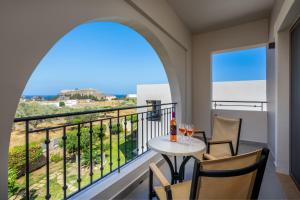 Balkón nebo terasa v ubytování Celestial Lindos Suites