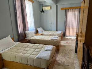 Postelja oz. postelje v sobi nastanitve SIRENA HOTEL