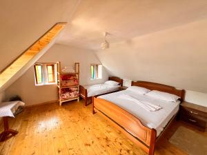 una camera con due letti e una scala di Guest House Gjelaj a Theth