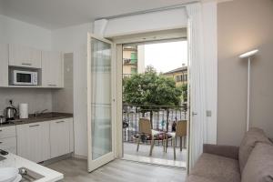 a kitchen with a sliding glass door to a balcony at Camelot Appartamenti - Business e Holiday in San Martino Buon Albergo