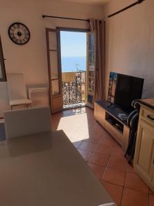 salon z widokiem na ocean w obiekcie Duplex vue mer 50m de la plage des Sablettes w Mentonie