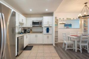 Η κουζίνα ή μικρή κουζίνα στο Ocean Reserve Condominium +15 φωτογραφίες