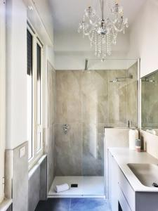 ミラノにあるSerendipity Luxury Apartments - Breraのバスルーム(シャワー、シャンデリア付)