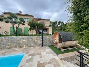 une villa de luxe avec une piscine et une maison dans l'établissement Holiday home "225 Marc Chagall", à Mandelieu-la-Napoule